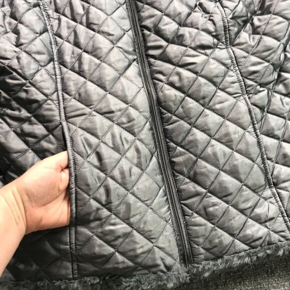 D&Co Vest Womens Medium‎ Gray Quilted Reversible Vest Faux Fur & Nylon Blend - Picture 7 of 11
